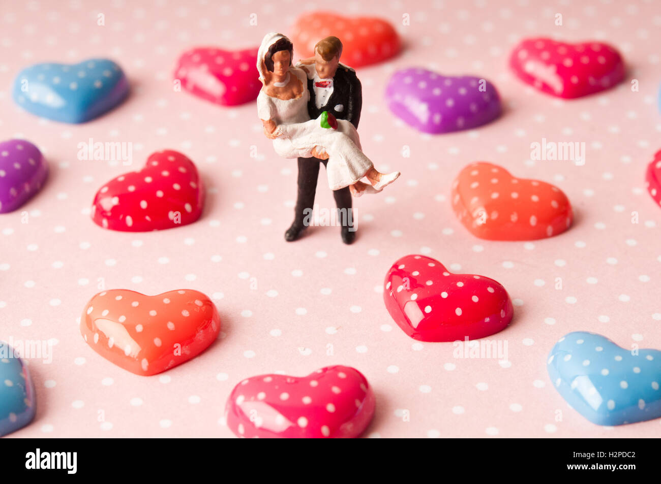 Figuren von Braut und Bräutigam mit Valentine Herzen, Liebe und Ehe Konzept Stockfoto