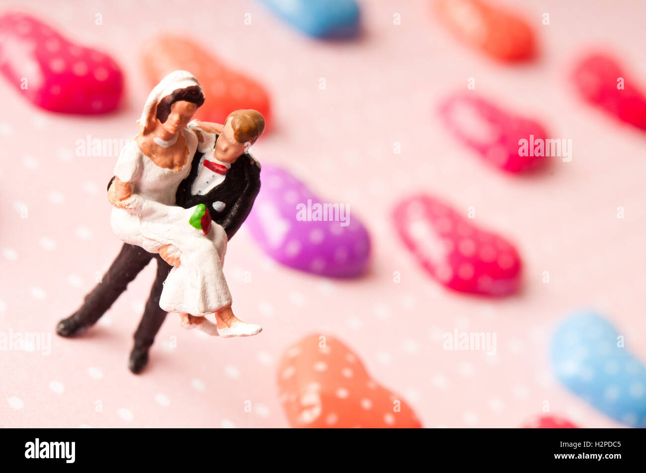 Figuren von Braut und Bräutigam mit Valentine Herzen, Liebe und Ehe Konzept Stockfoto