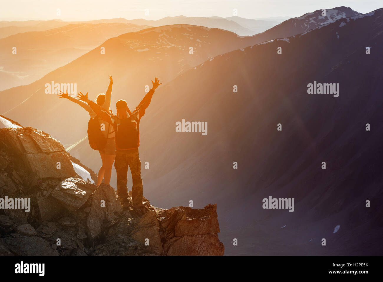 Glückliches Paar bleibt auf dem Berge-Hintergrund-Konzept Stockfoto