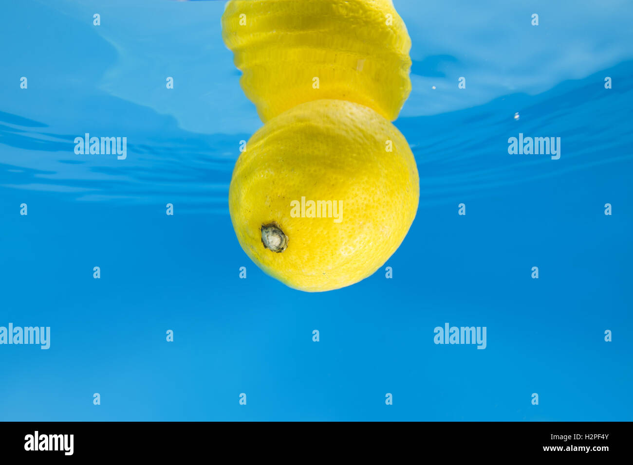 Zitrone, planschen im Blauwasser Stockfoto