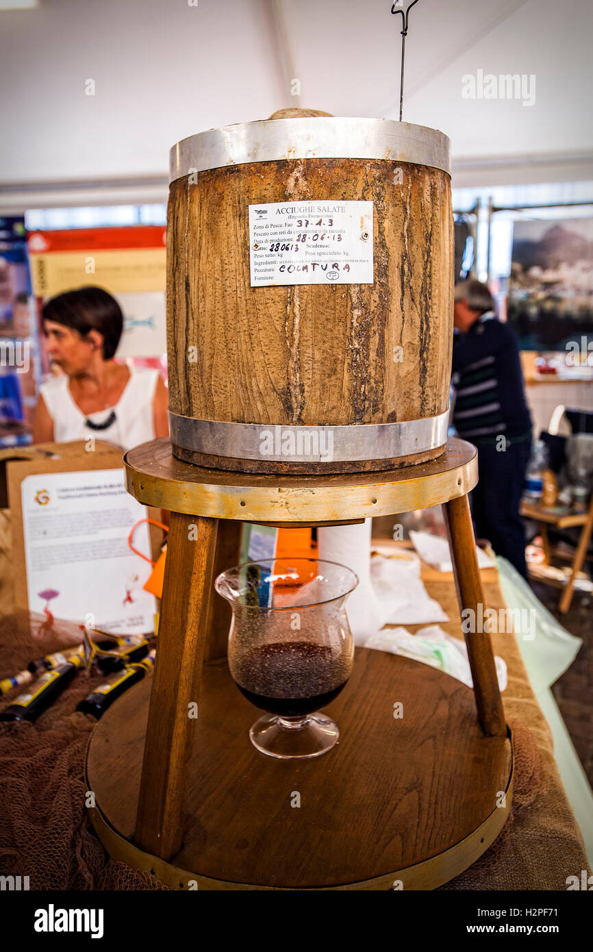 Italien Piemont Turin "Terra Madre - Salone del Gusto 2016 - Campania - Cetara - Colatura Sardellen Stockfoto