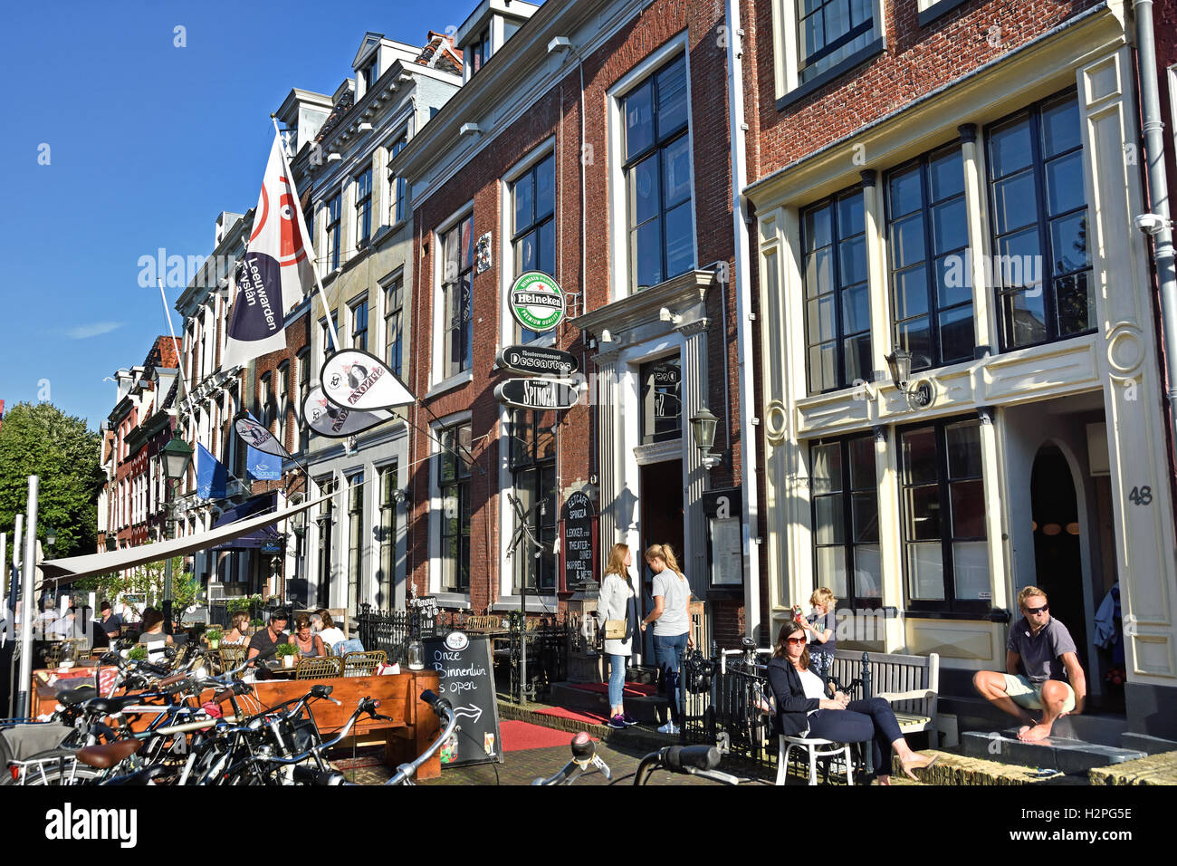 Eetcafe Spinoza und Theaterrestaurant Descartres auf die Eewal Leeuwarden alte holländische Stadt Friesland Fryslan Niederlande Stockfoto
