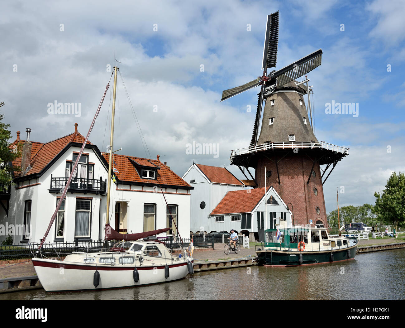 Burdaard - Birdaard kleines Dorf Friesland Fryslan der Niederlande. (Windmühle - Mühle "Mûne De Zwaluw") Dokkumer EE Stockfoto