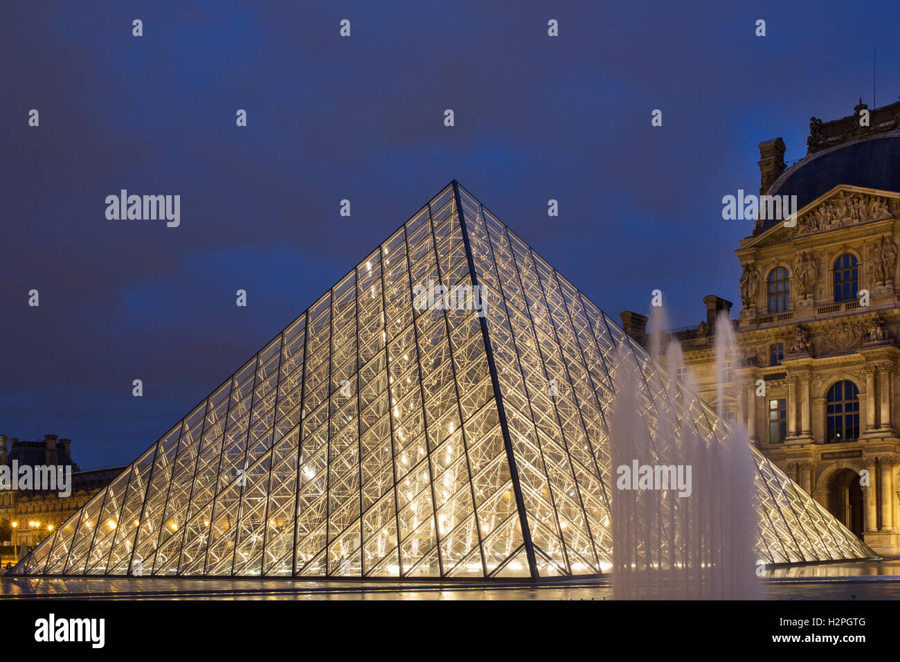 (Pyramide)-Haupteingang des Louvre, Paris, Frankreich. Stockfoto