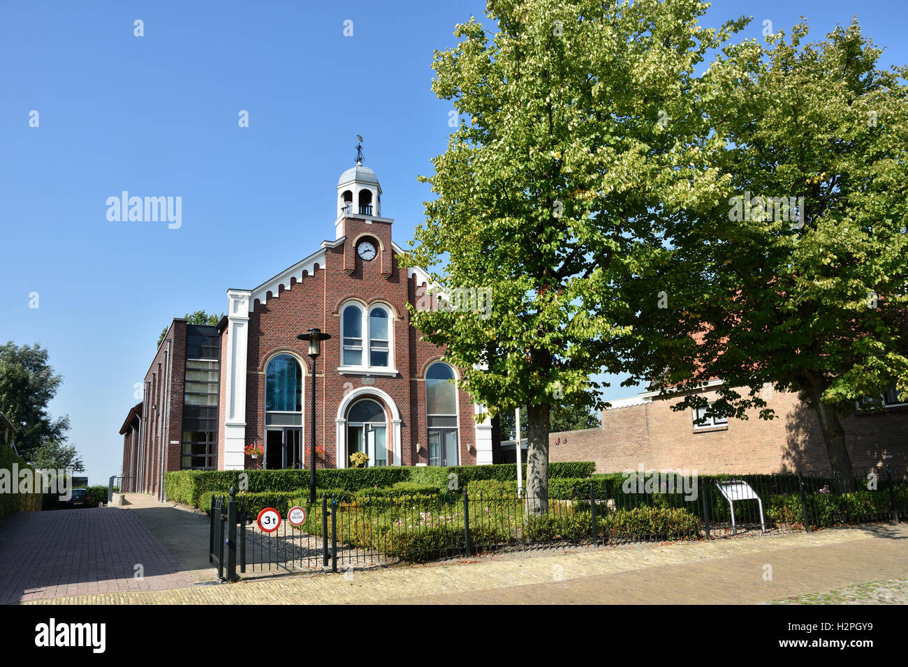 Niederlande Workum Friesland den Umbau der alten Kirche (Gereformeerde Kerk 1887-2005) als Appartementhaus Stockfoto