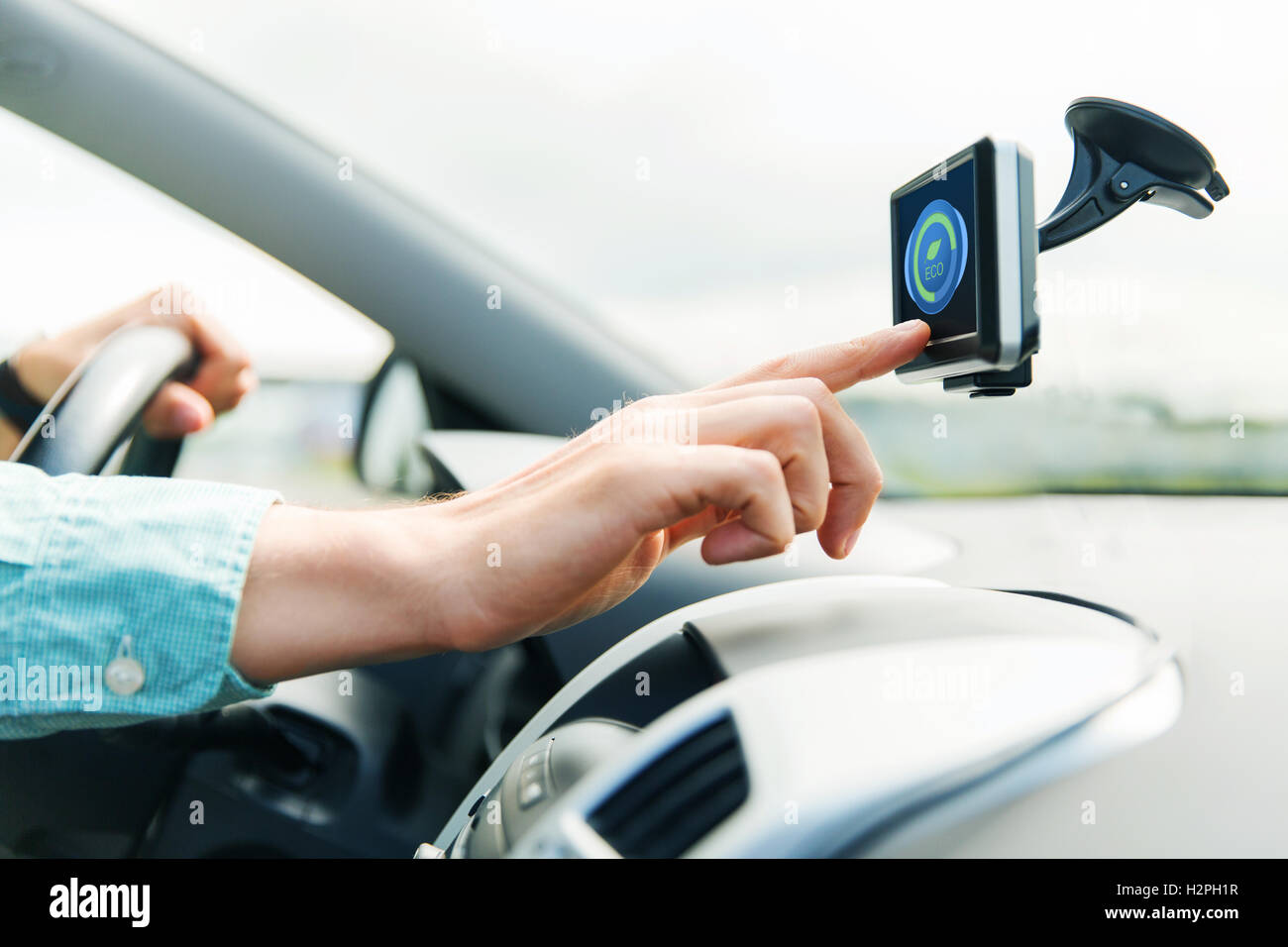 Nahaufnahme des Mannes mit Gadget auf dem Bildschirm Auto fahren Stockfoto