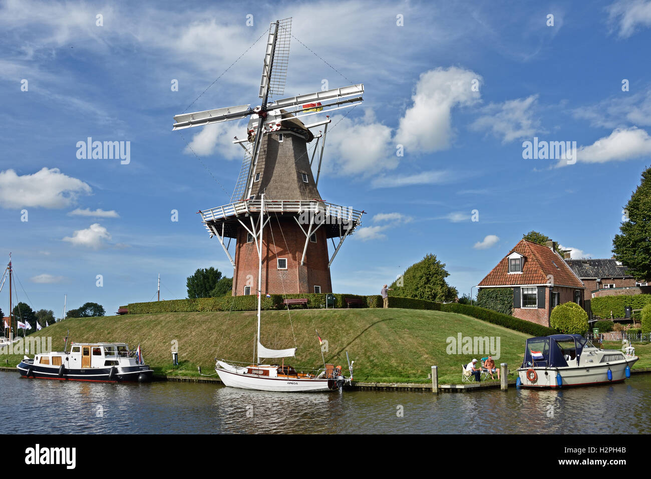 Dokkum Friesland.Fortifications sind gut erhalten und sind bekannt als die Bolwerken (Bollwerk) Wachturm – Windmühle der Hoffnung Stockfoto