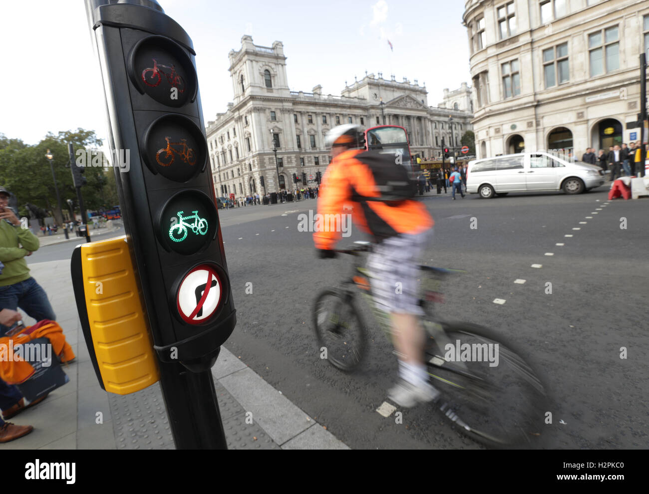 Ein Radfahrer in Parliament Square, Westminster, London. Tausende von Lastwagen konnte aus London nach Plänen der Hauptstadt Straßen für Radfahrer sicherer verboten werden. Stockfoto