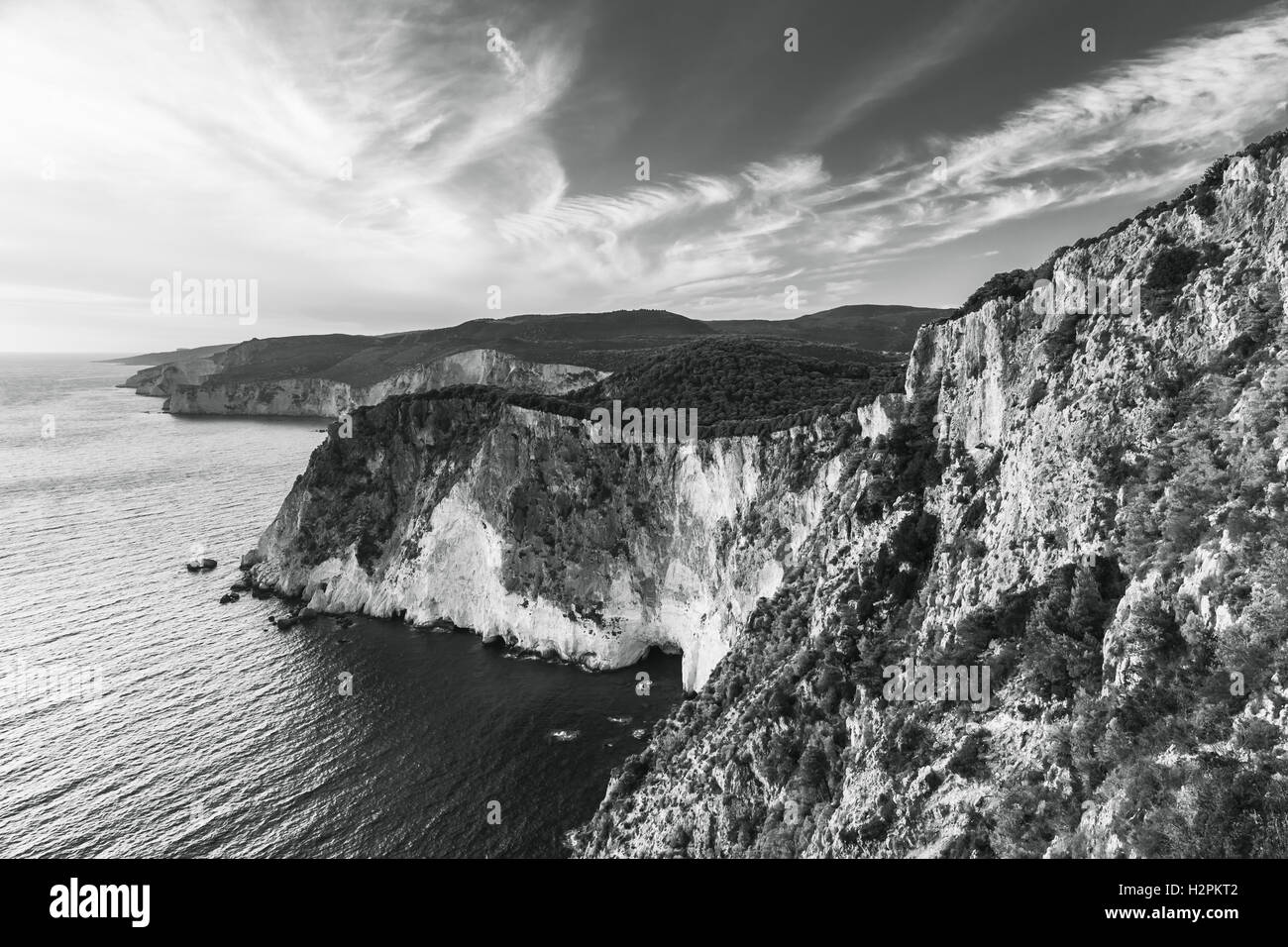 Schwarz / weiß Küstenlandschaft von Kap Keri. Griechische Insel Zakynthos im Ionischen Meer Stockfoto