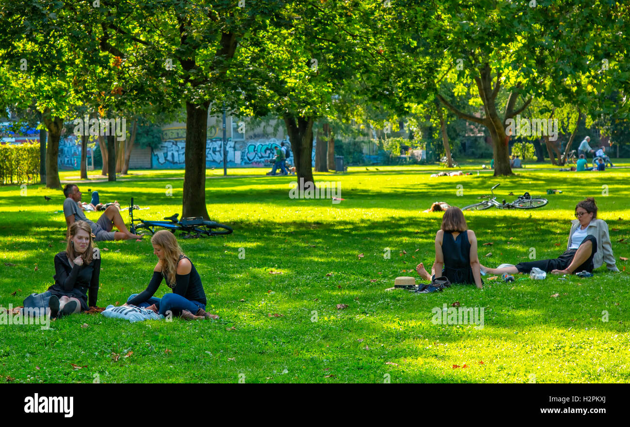 Menschen entspannen im Monbijoupark in Berlin Stockfoto