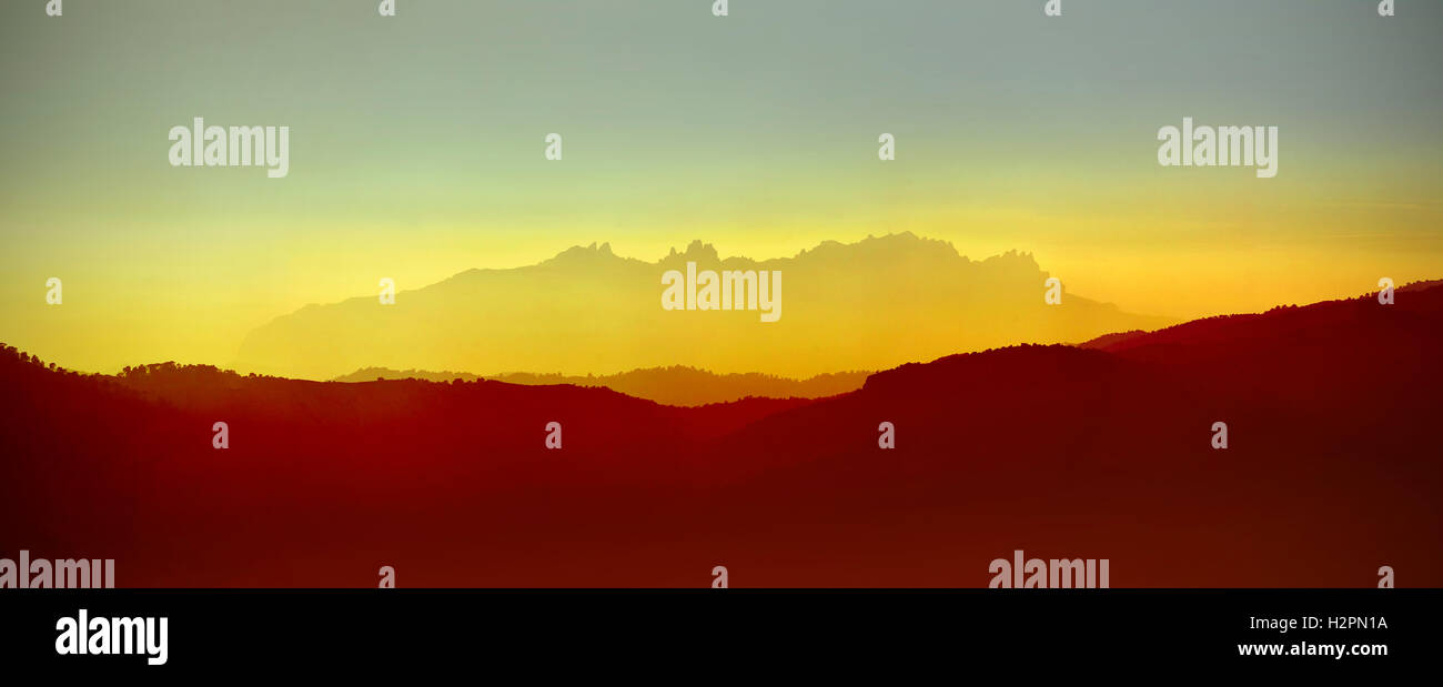 Panorama des Montserrat-Gebirges schwebte im warmen Licht des Sonnenuntergangs Stockfoto