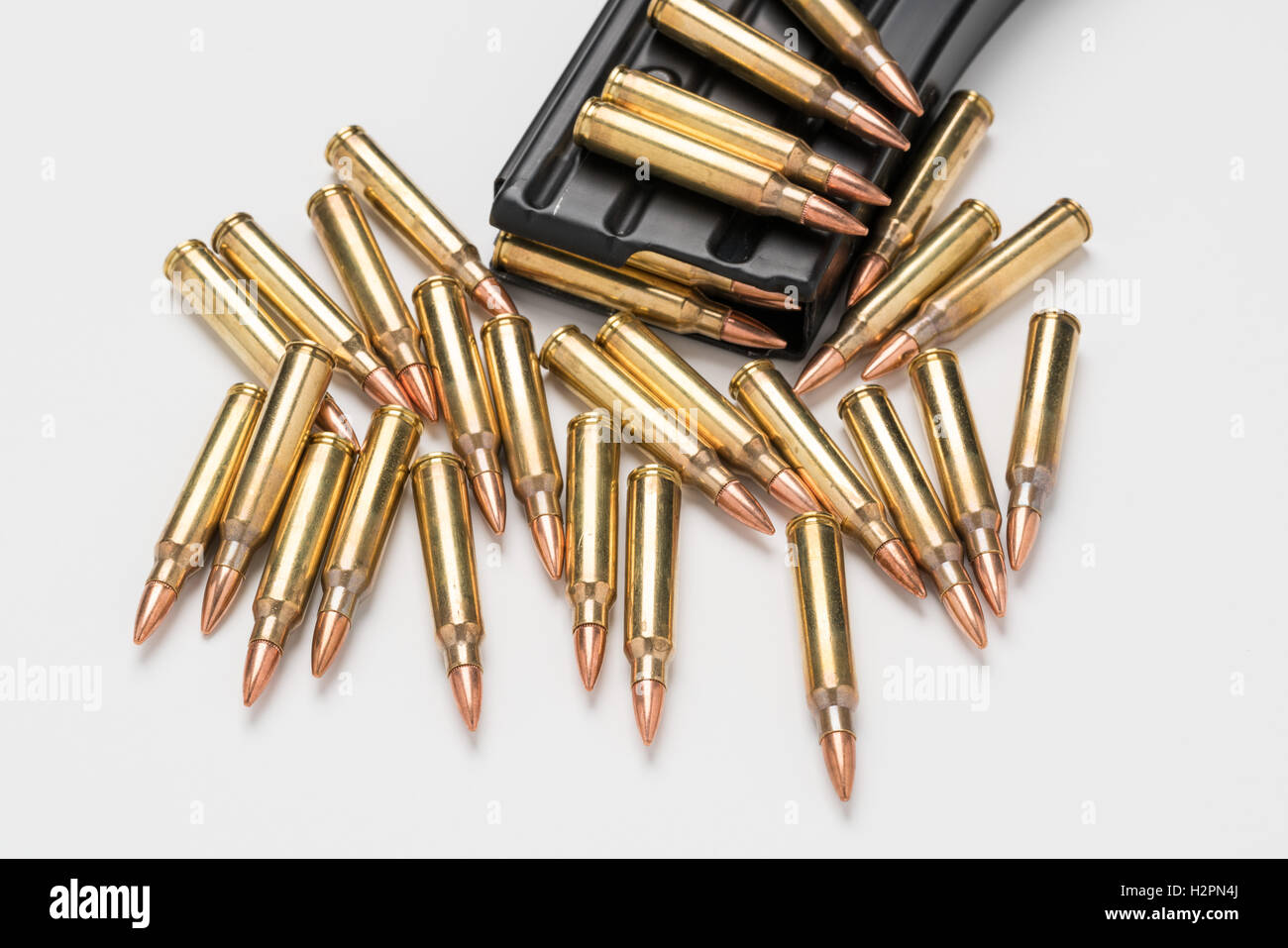 Munition im Magazin.223/556 isoliert eine auf weiße Fläche Stockfoto