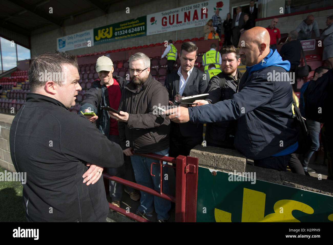 Siegreiche Besuch Manager Gary Jardine wird von der Presse interviewt, nachdem East Stirlingshire Edinburgh City in der zweiten Etappe der schottischen Liga Pyramide Play-off im Ochilview Park, Stenhousemuir veranstaltet. Die Play-offs wurden im Jahr 2015 mit den Gewinnern des Hochland und Tiefland Ligen spielen-off für die Chance, dem Verein welche fertige Unterseite der schottischen Liga 2 spielen eingeführt. Edinburgh City gewann das Spiel 1: 0 geben ihnen eine 2: 1-Gesamtsieg, so dass sie die erste Verein in der Geschichte der schottischen League in der Liga gefördert werden. Stockfoto