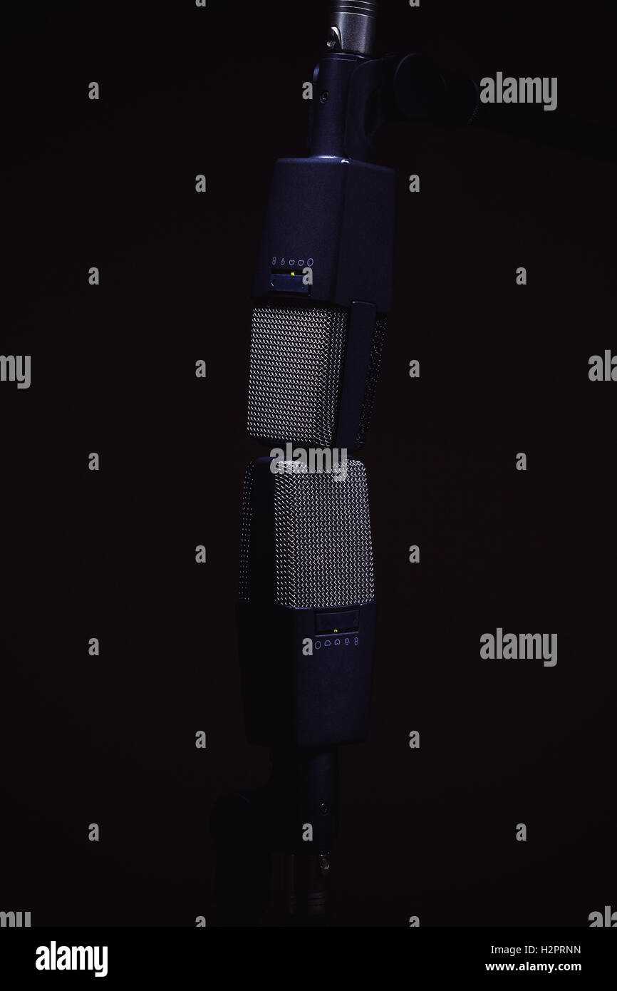 Zwei Mikrofone für die Aufzeichnung von Stereo-Sound auf steht in dunklen Ambiente. Stockfoto