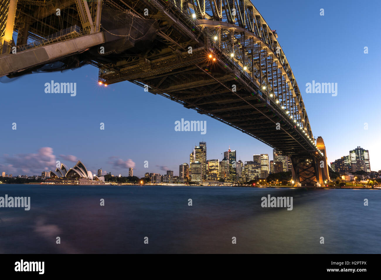 Sydney Opera House und der Sydney Central Business DIstrict, umrahmt von der Sydney Harbour Bridge Stockfoto