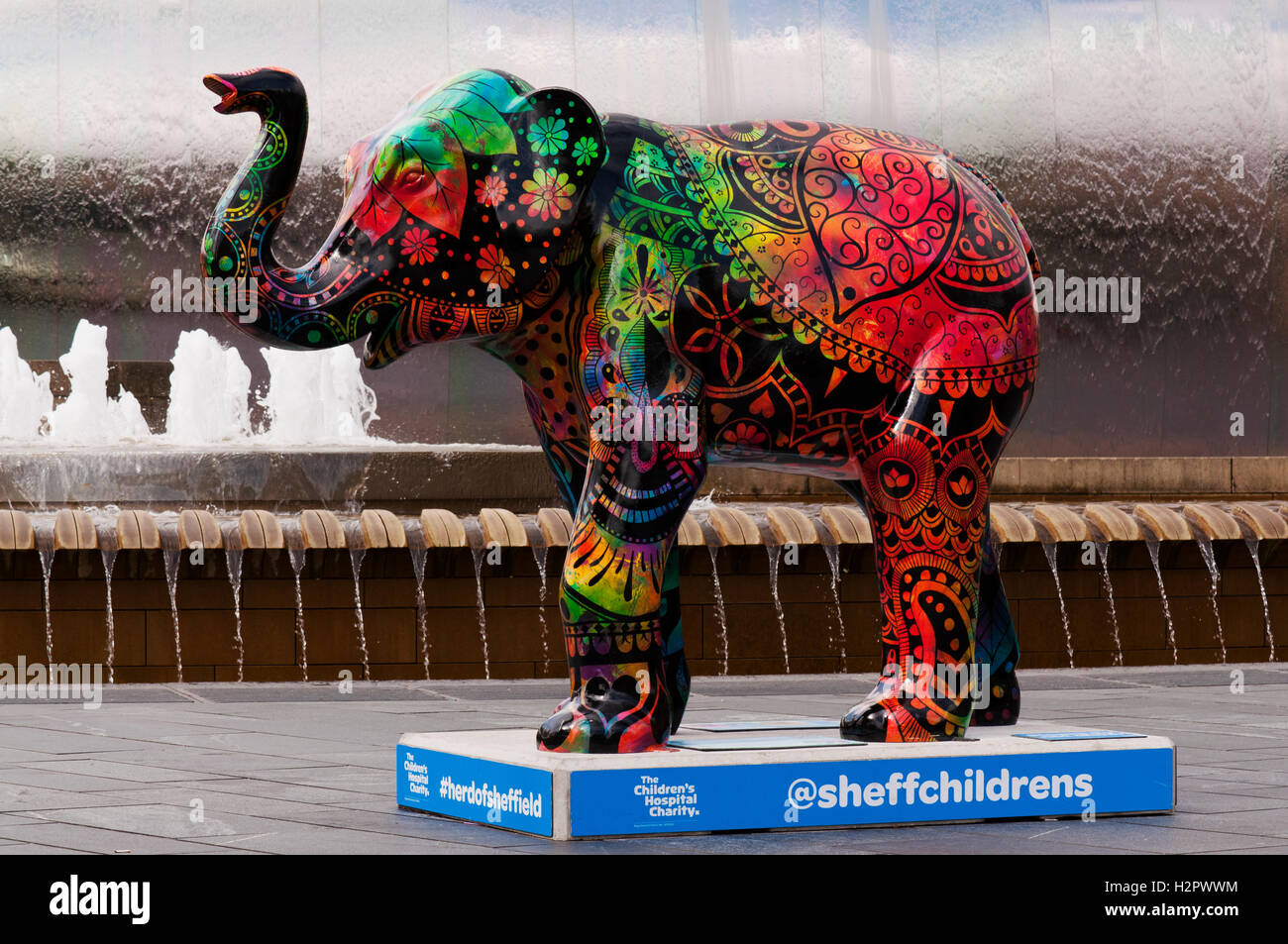 Die Gulal Graffiti Elefant, von Sue Gutherie. Der Elefant Ziele zu reflektieren das Holi Festival, auch als Festival der Farben bekannt. Stockfoto