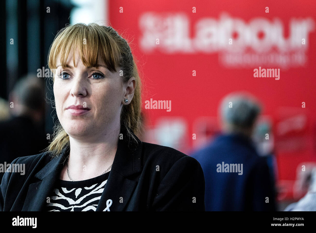 Party Arbeitskonferenz am 28.09.2016 in Liverpool ACC, Liverpool. Personen im Bild: Angela Rayner, Schatten Staatssekretär für Bildung, Schattenminister für Frauen und Gleichberechtigung, bereitet sich auf ein Interview am letzten Tag der Konferenz. Bild von Julie Edwards Stockfoto