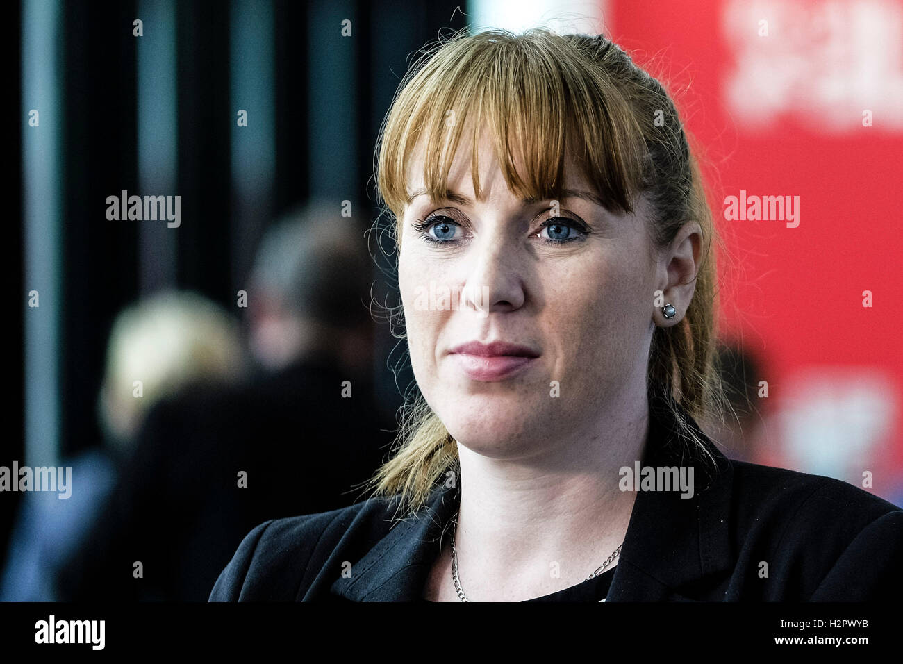 Party Arbeitskonferenz am 28.09.2016 in Liverpool ACC, Liverpool. Personen im Bild: Angela Rayner, Schatten Staatssekretär für Bildung, Schattenminister für Frauen und Gleichberechtigung, bereitet sich auf ein Interview am letzten Tag der Konferenz. Bild von Julie Edwards Stockfoto