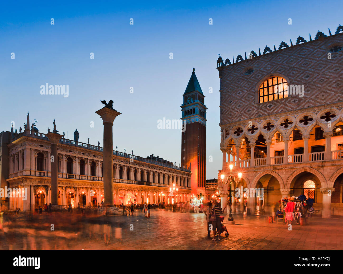 Dogenpalast, Campanile Glockenturm und Venedig Republik Wappen Löwe auf hohen Säule in San Marco Platz bei Sonnenuntergang Stockfoto