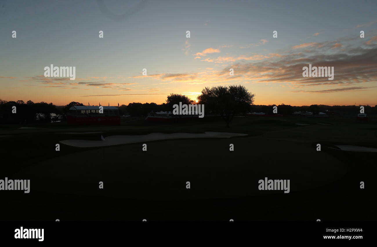 Die Sonne geht über dem Kurs vor dem Tag zwei des 41. Ryder Cup Hazeltine National Golf Club in Chaska, Minnesota, USA. Stockfoto