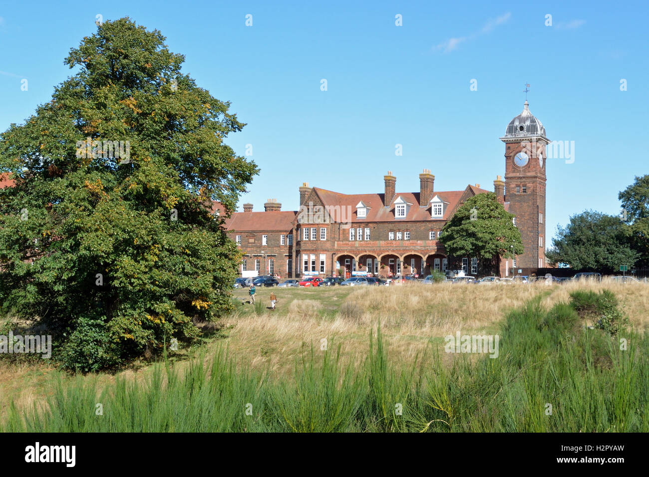 Britannia-Kaserne am Mousehold Heath mit Blick auf Norwich. Die viktorianischen Gebäude einschließlich Café sind jetzt Teil von Norwich Gefängnis Stockfoto