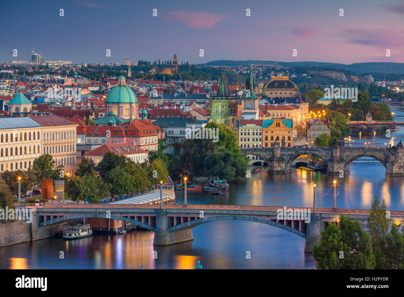 Prag-Sonnenuntergang. Bild von Prag, der Hauptstadt Stadt der Tschechischen Republik und der Karlsbrücke, während des Sonnenuntergangs. Stockfoto