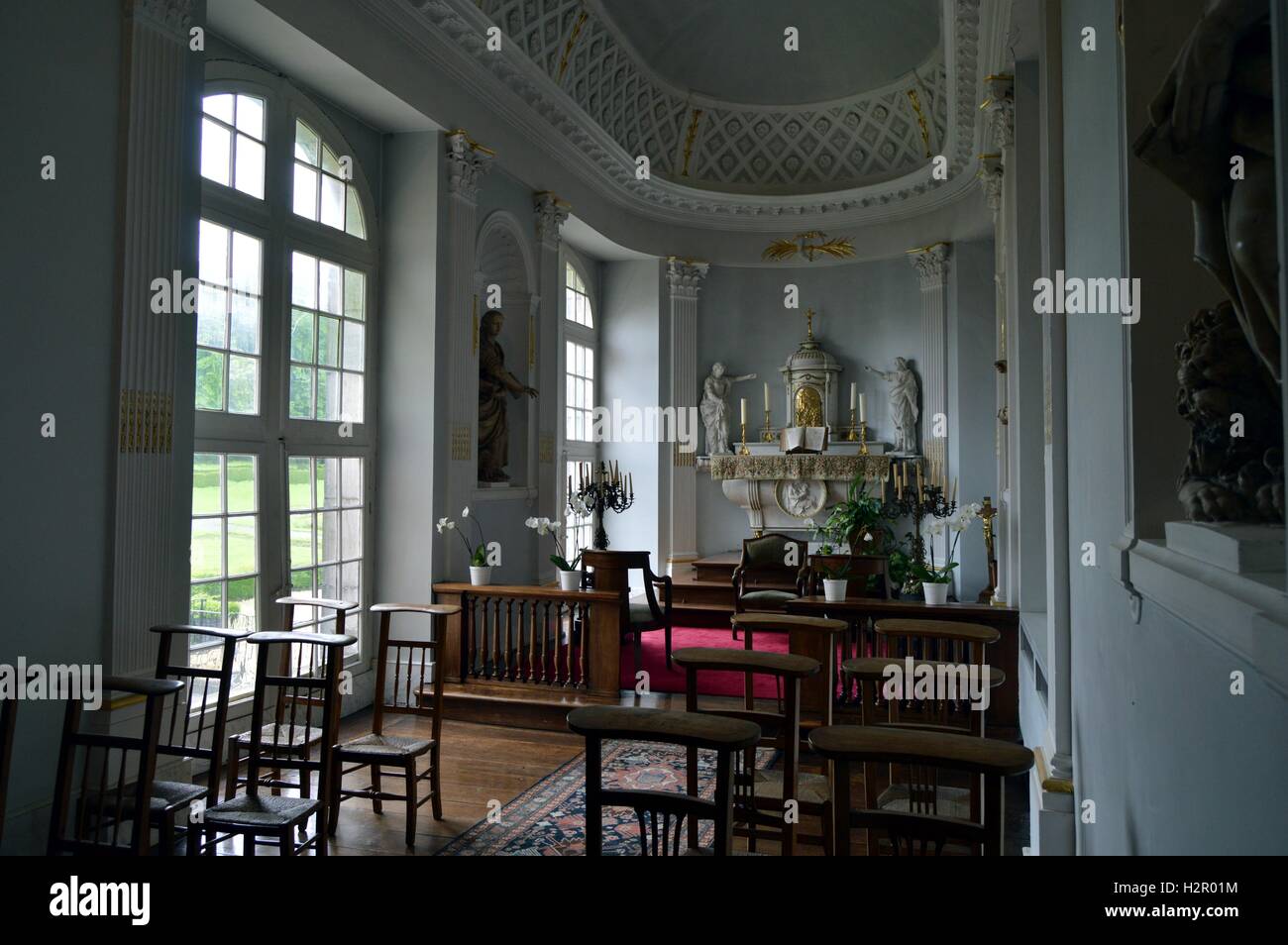 Kapelle der katholischen Religion mit einem Altar und Stühle. Stockfoto