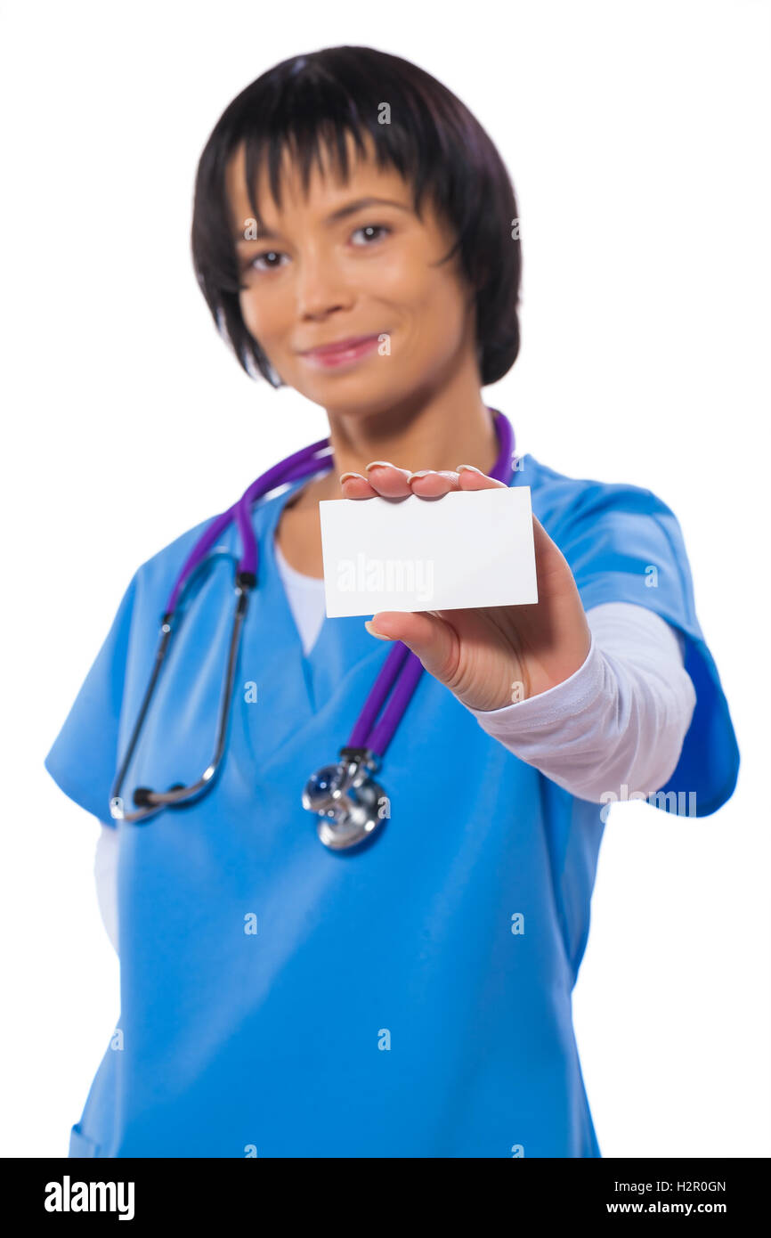 asiatische Ärztin weiß Vizit Karte in der hand zeigen isoliert fo Stockfoto