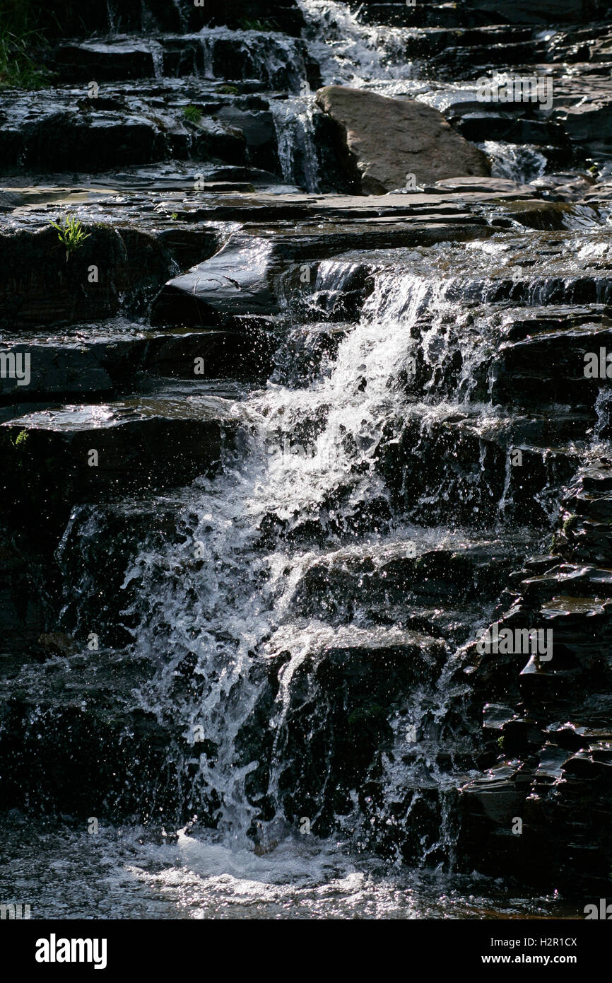 Wasserfall und Felsen Stockfoto