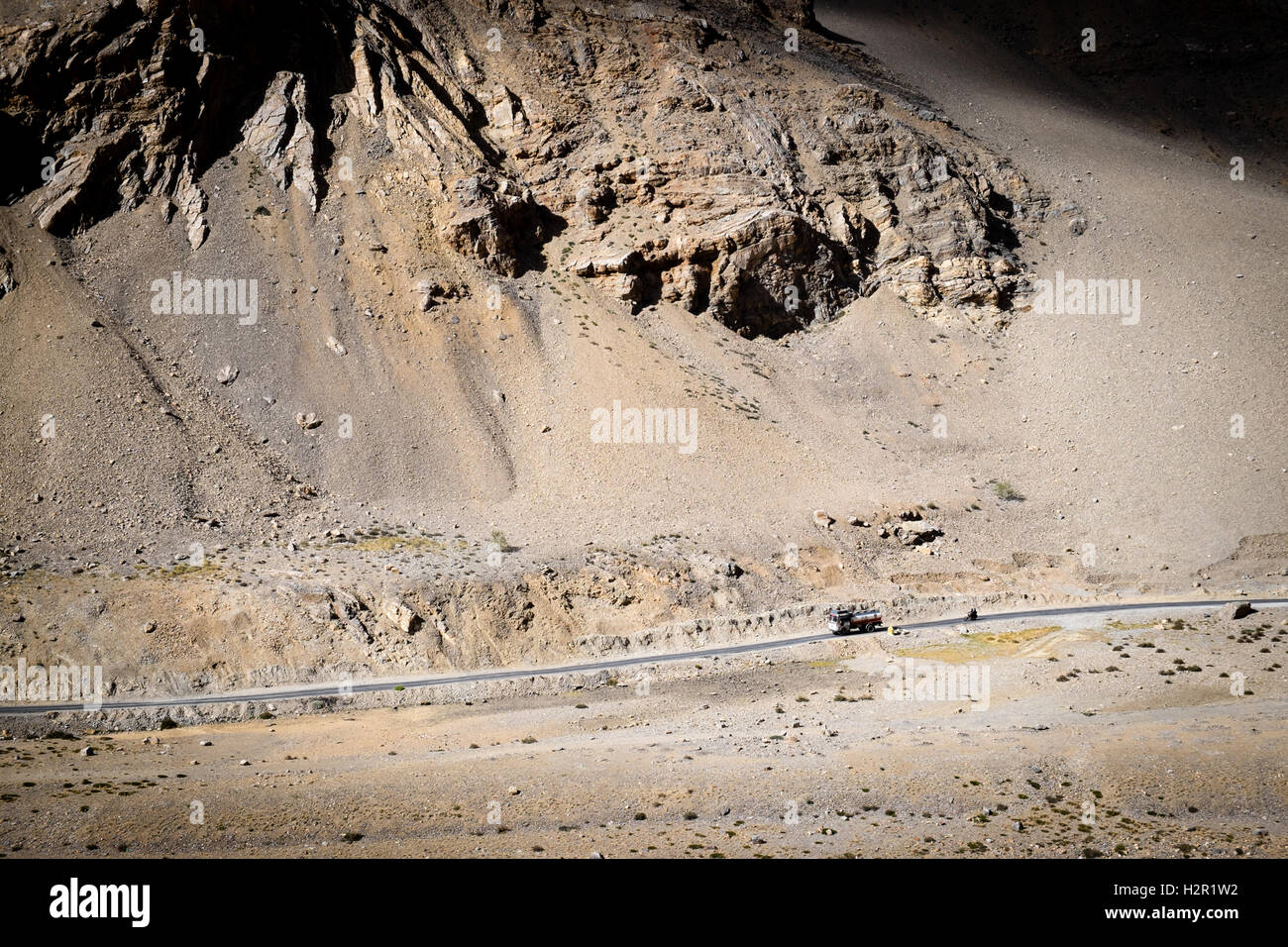 Radfahren die Manali Leh Highway, indischen Himalaya (Klettern die Gata Schleifen und Lachalung La durch Fahrrad dann absteigend in Pang in Zanskar Spektrum) Stockfoto