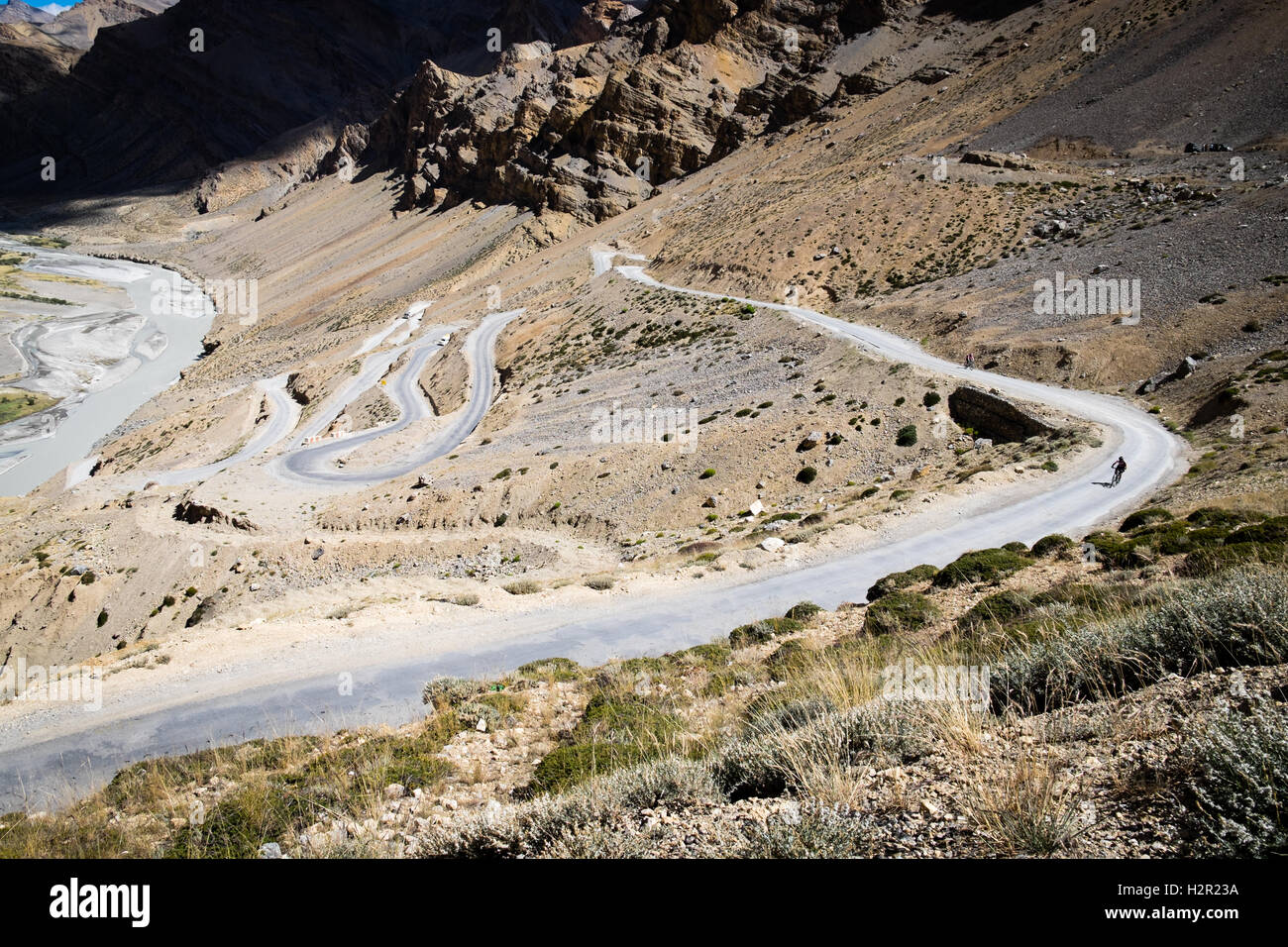 Radfahren die Manali Leh Highway, indischen Himalaya (Klettern die Gata Schleifen und Lachalung La durch Fahrrad dann absteigend in Pang in Zanskar Spektrum) Stockfoto
