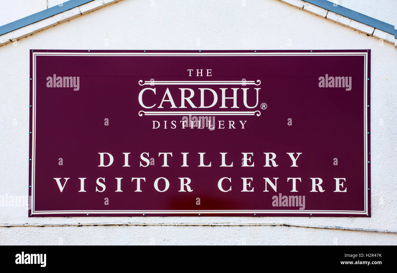 Zeichen der Cardhu Distillery, eine der Speyside-Brennereien in der Nähe von Archiestown, Moray, Schottland, UK Stockfoto