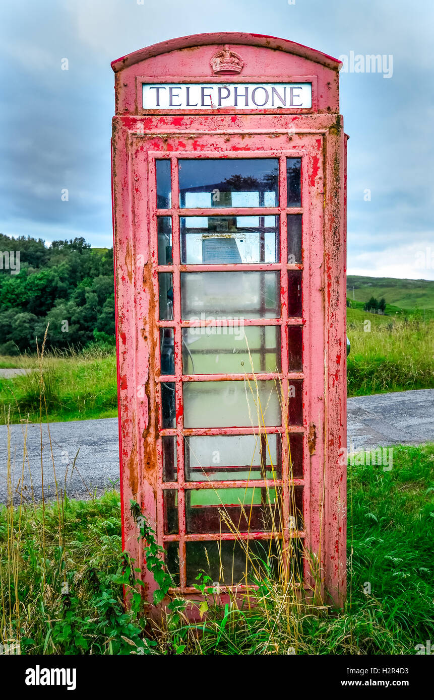 Detail der alten roten englischen Telefonzelle in Landschaft Stockfoto