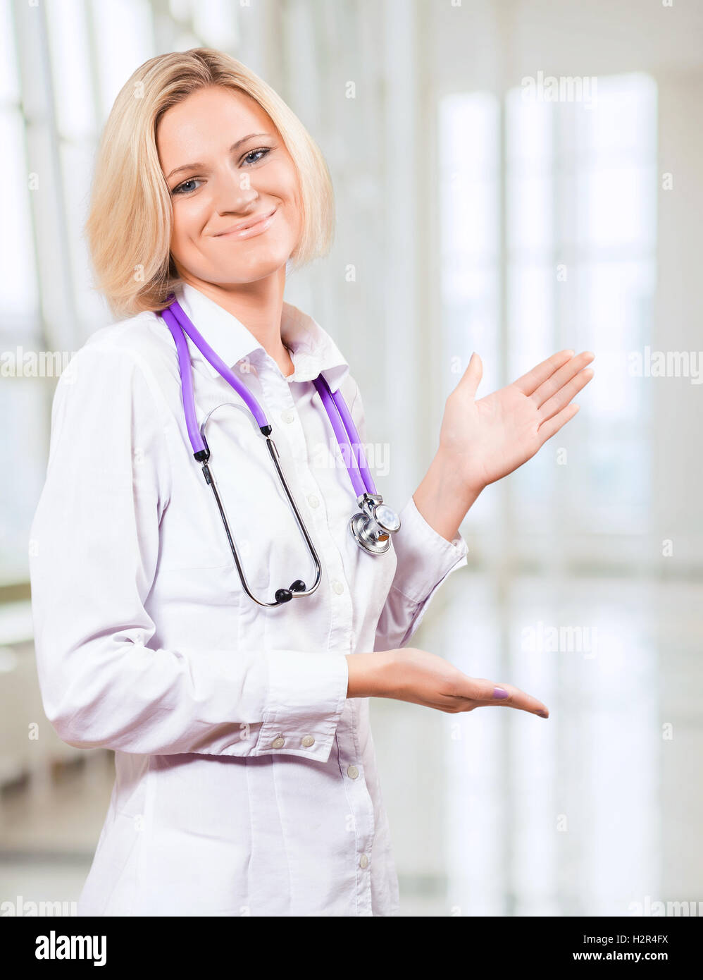 Ärztin mit leeren Händen Stockfoto