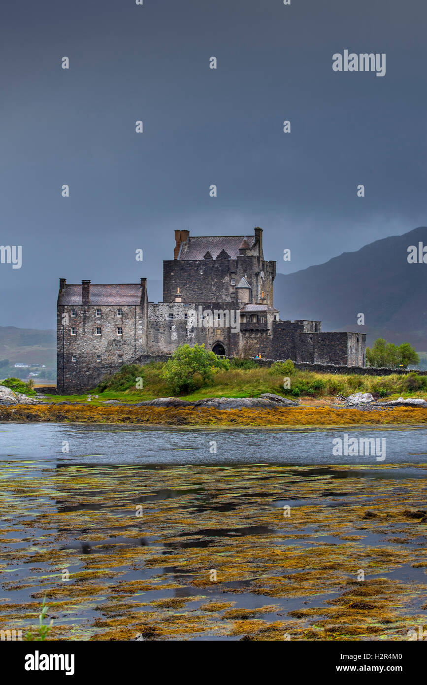 Eilean Donan Castle im Loch Duich während Regendusche, Ross und Cromarty, Western Highlands von Schottland, Großbritannien Stockfoto