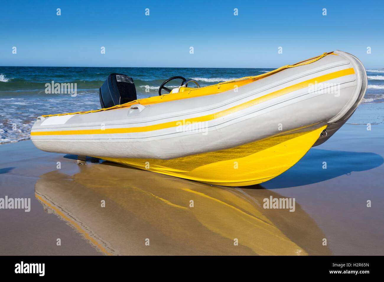 Schlauchboot mit Motor Stockfotografie - Alamy