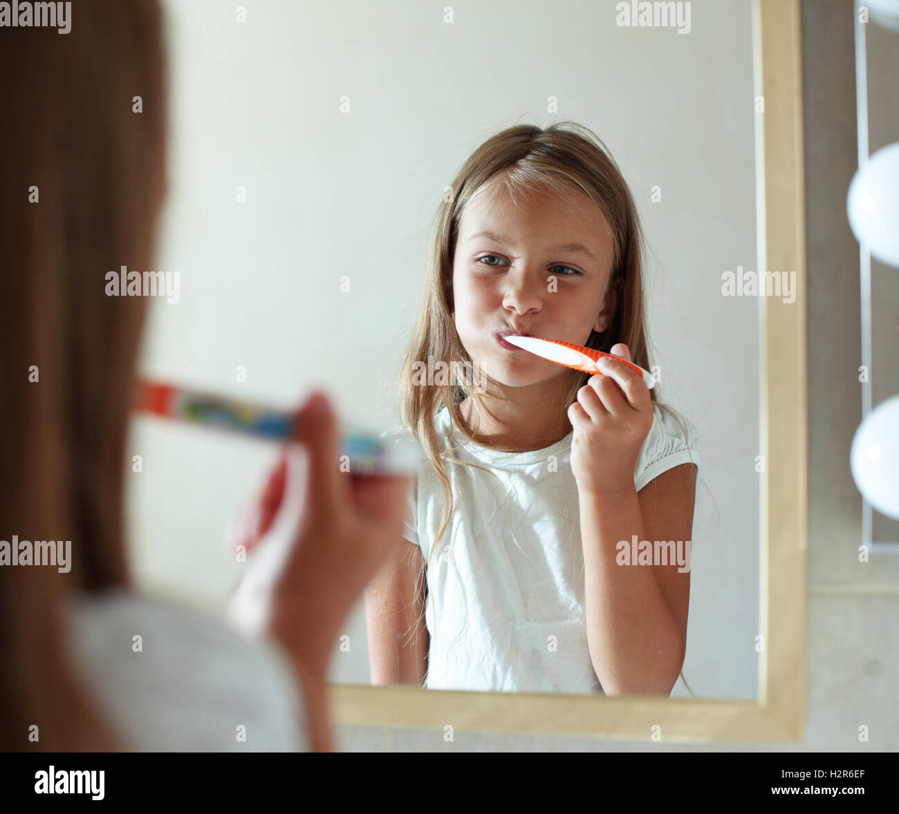 Mädchen Bürsten Zähne Stockfoto