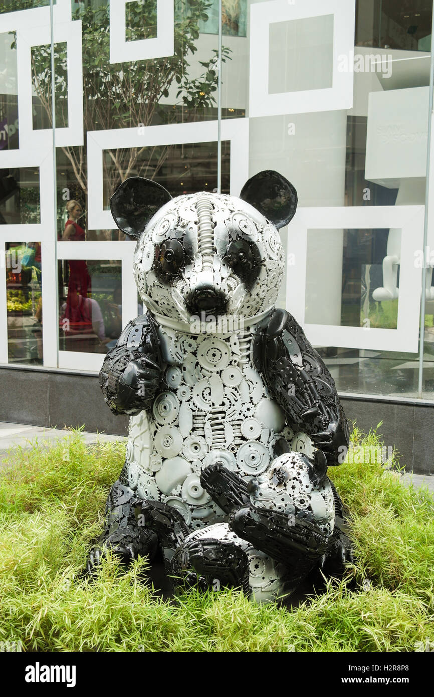 Panda-Bär Stahl Statue vor einem Einkaufszentrum in Bangkok - Thailand Stockfoto