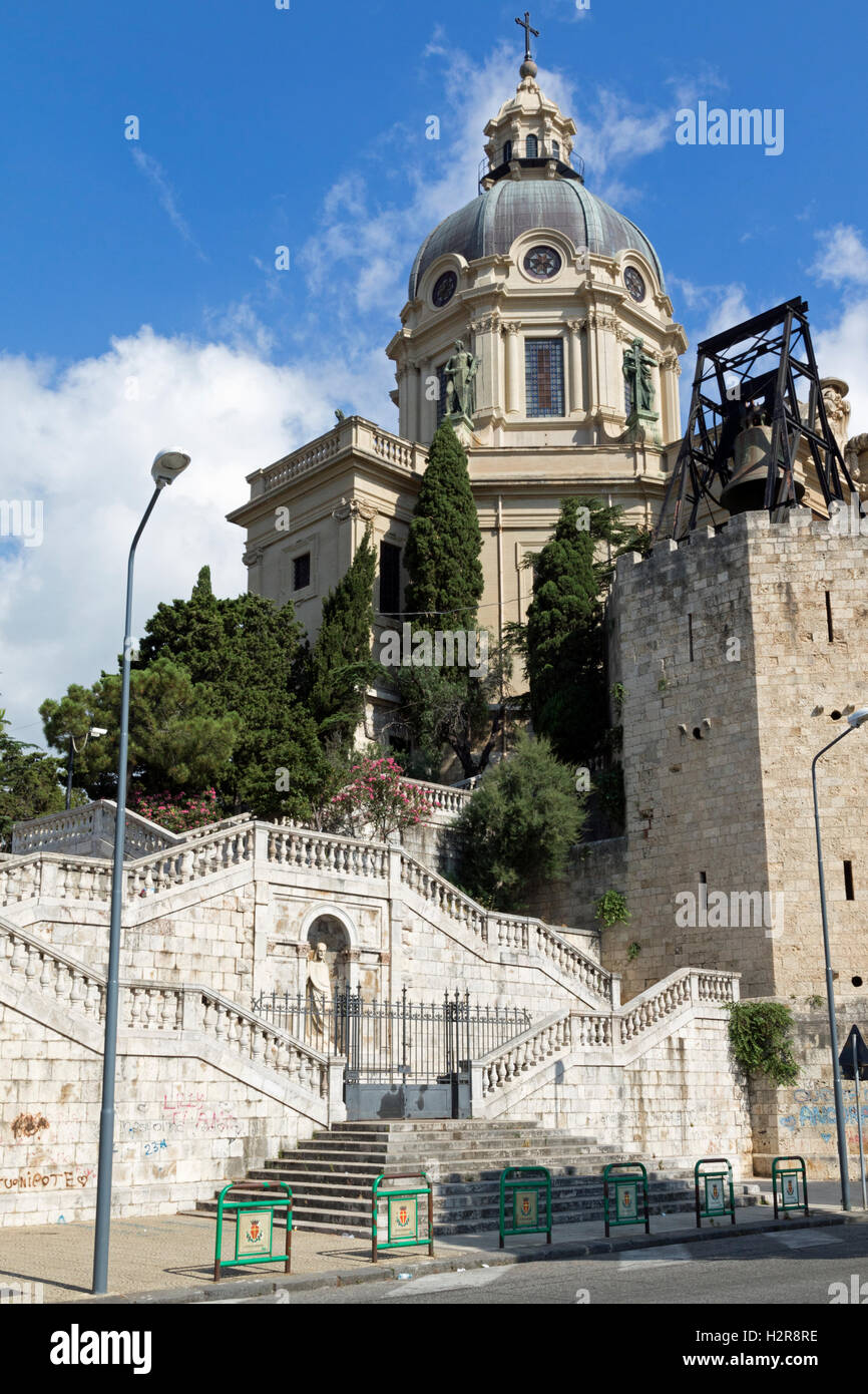 Das Sacrarium Christkönig dominiert die Stadt Messina auf der Insel von Messina Stockfoto