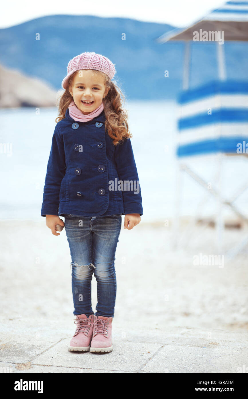 Kind zu Fuß am Meer Stockfoto