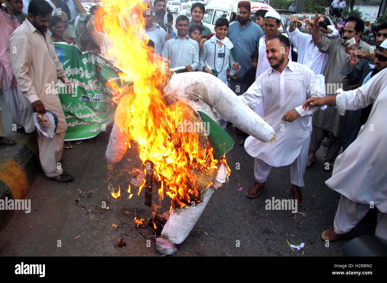 Menschen in Pakistan halten Demonstration gegen die Brutalität von indische Armee über die Muslime von Kaschmir, indische Regierung und indische Armee Aggression bei Line Control (LOC) und zu Gunsten der pakistanischen Armee, unter dem Banner der Zivilgesellschaft in Karachi Presseclub am Freitag, 30. September 2016. Stockfoto