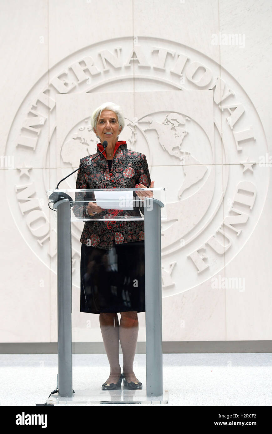 Washington, DC, USA. 30. September 2016. Internationalen Währungsfonds (IWF) Managing Director Christine Lagarde spricht beim Start der neuen Sonderziehungsrecht (SZR) Korb einschließlich der chinesischen Währung Renminbi (RMB) in Washington, DC, USA, 30. September 2016. IMF am Freitag angekündigt, die Einführung des neuen SDR Korbes einschließlich der chinesischen RMB, sagen war es ein wichtiger und historischer Meilenstein für China, der IWF und das internationale Währungssystem. Bildnachweis: Yin Bogu/Xinhua/Alamy Live-Nachrichten Stockfoto