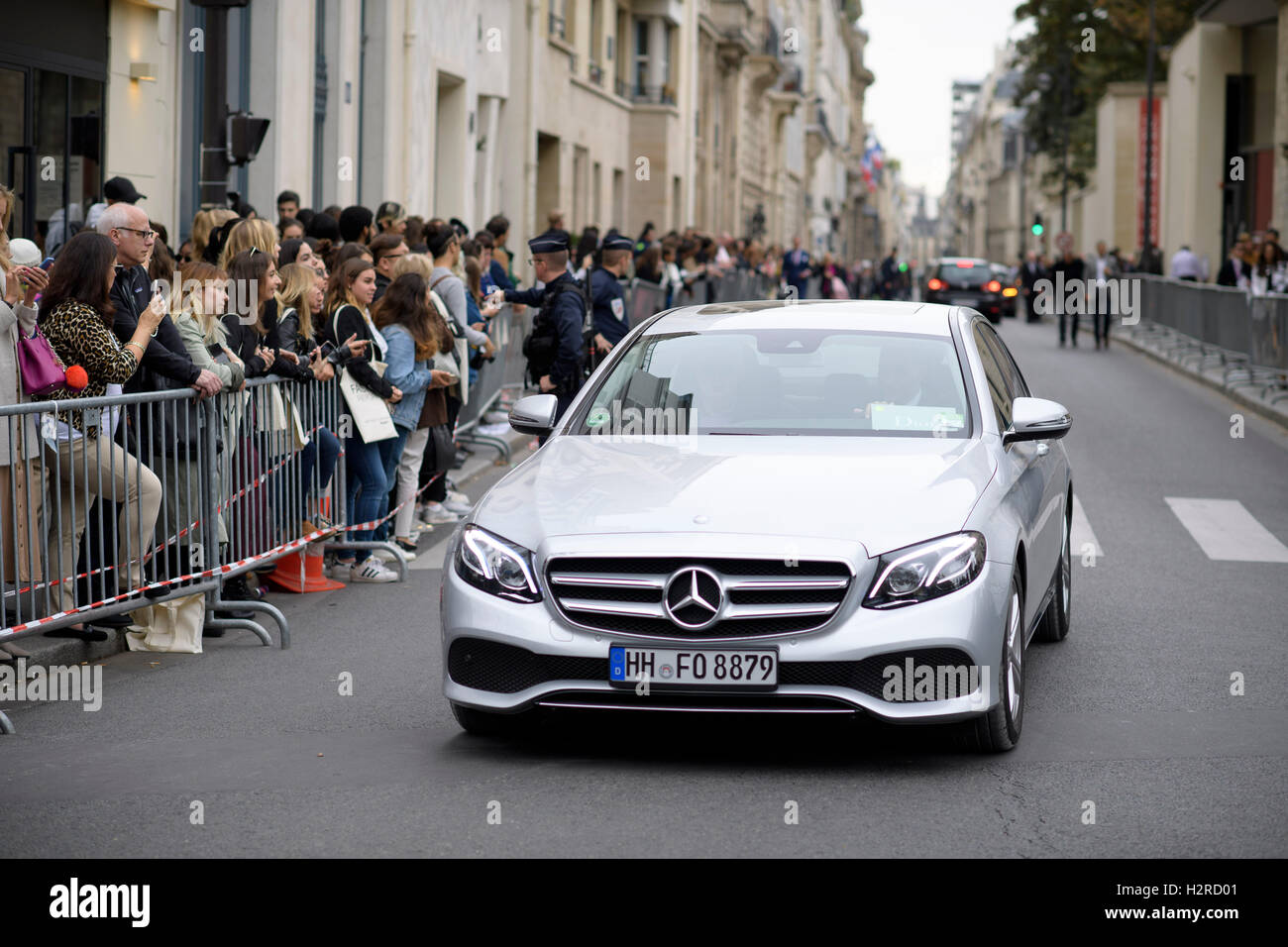 Paris, Frankreich. 30. September 2016. Amerikanische Mode-Supermodel Karlie Kloss-Fans Verkehr zu stoppen, wie sie die Christian Dior Paris Fashion Woche Credit fährt: Hugh PETERSWALD/Alamy Live News Stockfoto