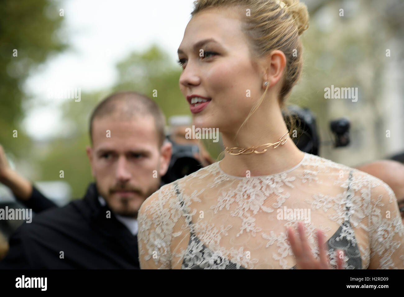 Paris, Frankreich. 30. September 2016. Amerikanische Mode-Supermodel Karlie Kloss-Fans Verkehr zu stoppen, wie sie die Christian Dior Paris Fashion Woche Credit fährt: Hugh PETERSWALD/Alamy Live News Stockfoto