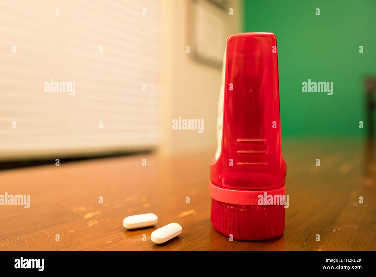 Kultigen roten Ziel Marke Pille Flasche, mit zwei Pillen sichtbar, 30. September 2016. Stockfoto