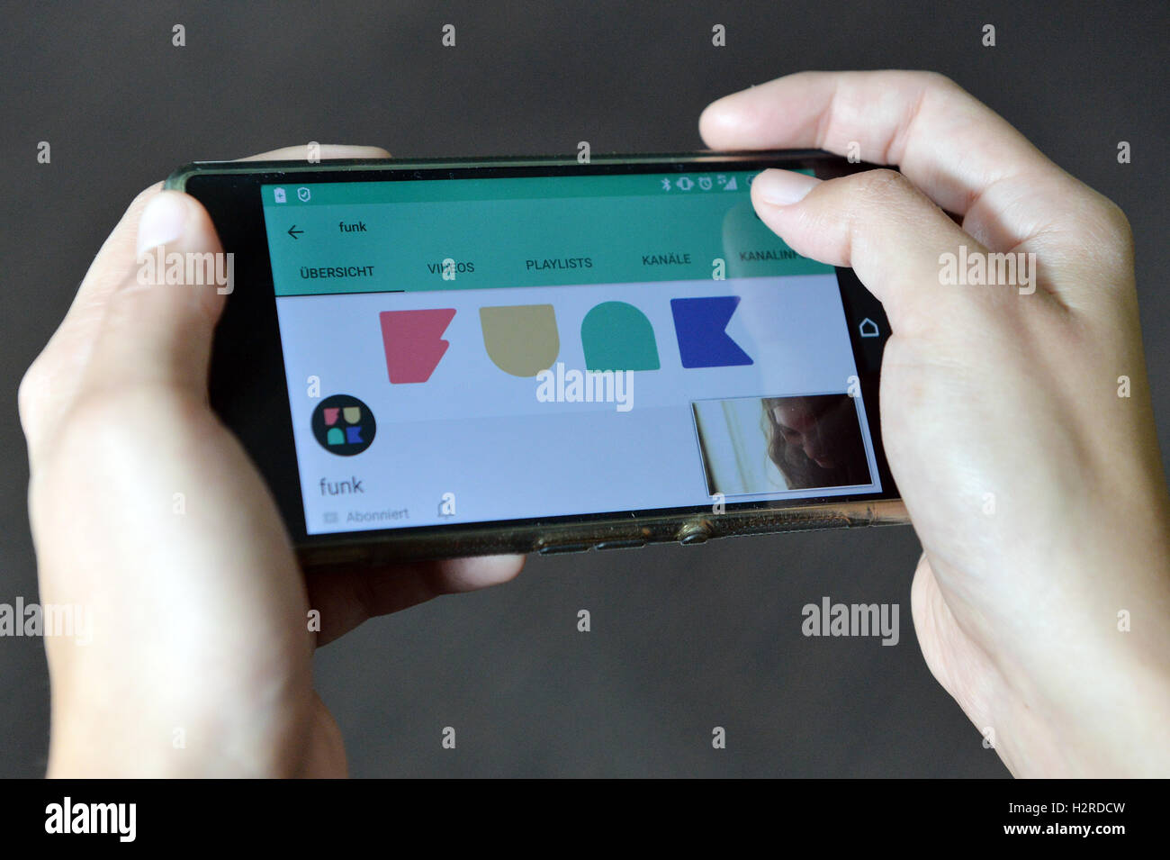 Eine Frau wacht den Youtube-Kanal von "Funk" auf ihrem Smartphone in Berlin, Deutschland, 30. September 2016. "Funk" ist der neue Multimedia-Service von ARD und ZDF für junge Menschen. Die neue Online-Formate für 14-29-jährigen haben nicht viel mit dem klassischen linearen Fernsehen zu tun. Ein Schwerpunkt des neuen Dienstes ist online-Videos. Foto: MAURIZIO GAMBARINI/dpa Stockfoto