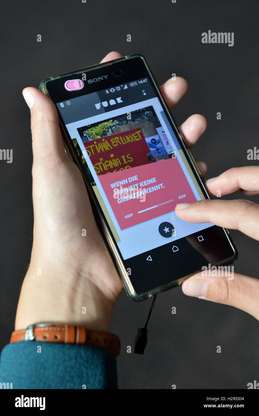 Eine Frau wacht den Youtube-Kanal von "Funk" auf ihrem Smartphone in Berlin, Deutschland, 30. September 2016. "Funk" ist der neue Multimedia-Service von ARD und ZDF für junge Menschen. Die neue Online-Formate für 14-29-jährigen haben nicht viel mit dem klassischen linearen Fernsehen zu tun. Ein Schwerpunkt des neuen Dienstes ist online-Videos. Foto: MAURIZIO GAMBARINI/dpa Stockfoto