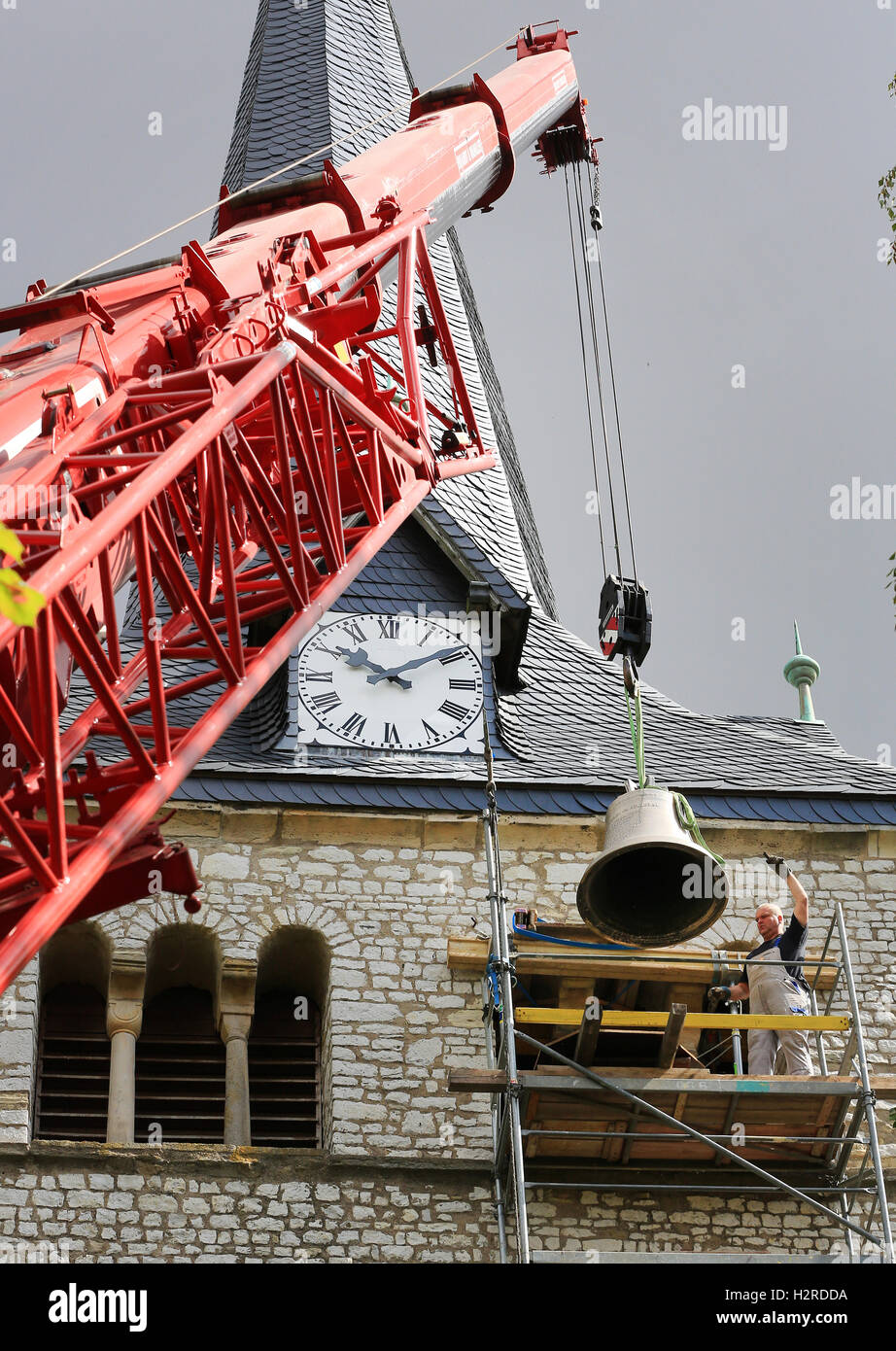 Ein Kran hebt die neue Glocke auf den Turm der St.-Georg-Kirche in Langenweddingen, Deutschland, 22. August 2016. Nach 3 Jahren der Vorbereitung und für die 35.000 Euro-Projekt zu sammeln wird zum ersten Mal auf das Erntedankfest am 2. Oktober 2016 geklingelt werden. Foto: PETER GERCKE/ZB Stockfoto