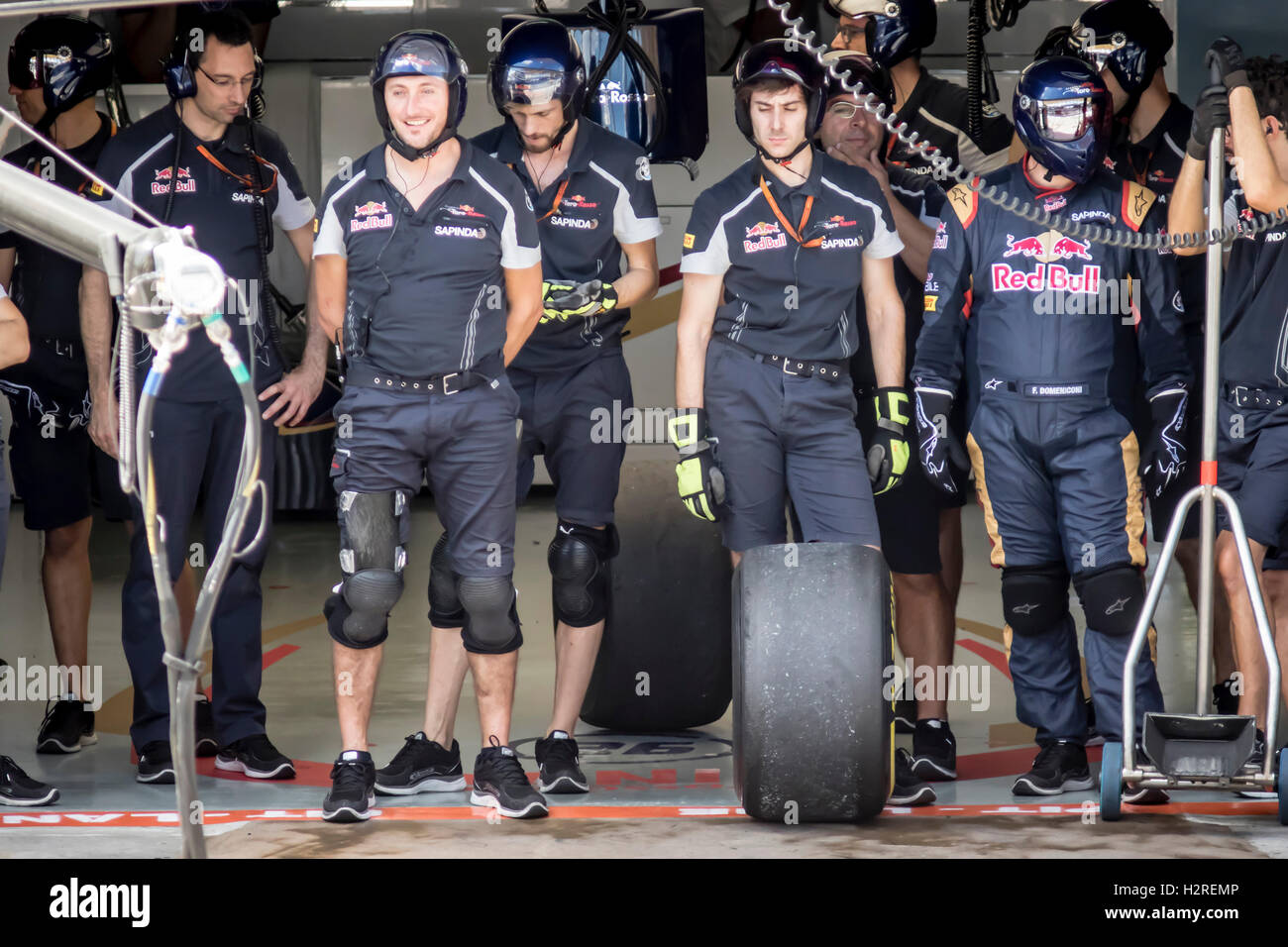 Kuala Lumpur, Malaysia. 30. September 2016. Daniil Kvyats Garage Crew immer bereit für einen Boxenstopp.   Bildnachweis: Danny Chan/Alamy Live-Nachrichten. Stockfoto