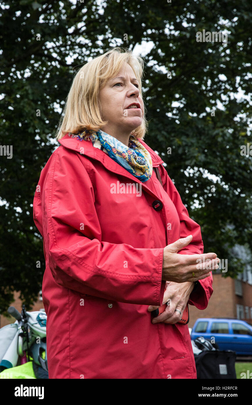 London, UK. 1. Oktober 2016. Ruth Cadbury, Arbeits-Wartungstafel für Brentford und Isleworth, befasst sich mit Umwelt-Aktivisten West London in Richtung des Flughafens Heathrow aus Protest gegen Flughafenausbau und insbesondere gegen eine dritte Start-und Landebahn am Flughafen durchlaufen wird vorbereitet. Radfahrer trug rot, um die "rote Linie" wird durchzogen von Luftfahrt-Erweiterung darstellen. Bildnachweis: Mark Kerrison/Alamy Live-Nachrichten Stockfoto